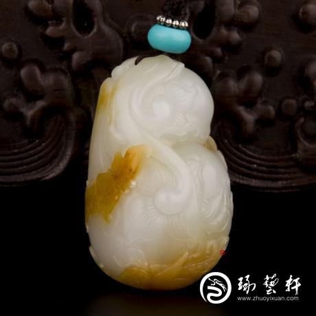 【琢艺轩】新疆和田玉黄皮白玉籽玉挂件 蝶恋果 34.3克