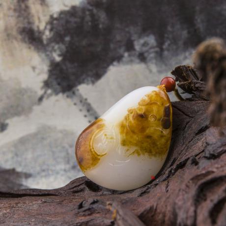 【琢艺轩】新疆和田秋梨皮羊脂白玉籽玉挂件 张飞醉酒 51克