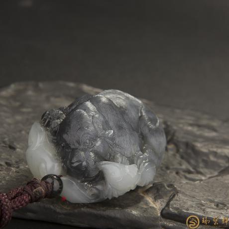 【琢艺轩】新疆和田玉黑白籽玉 把件 英雄 45克