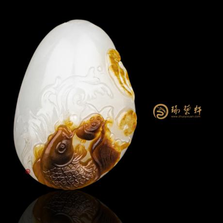 【琢艺轩】黄杨洪 新疆和田红沁皮一级白籽玉挂件 连年有余 14.2克