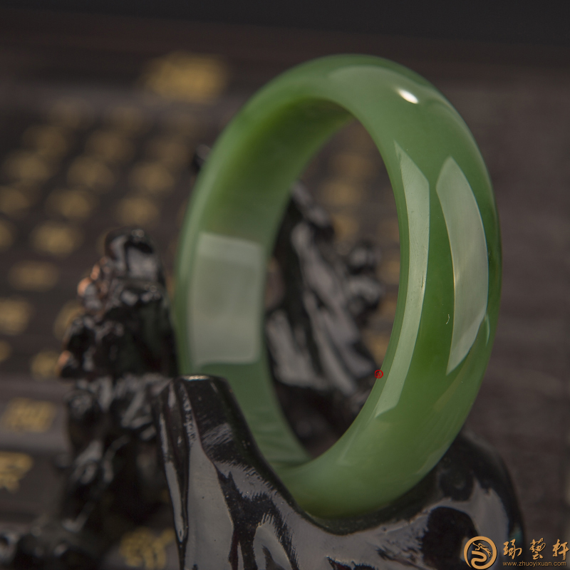 盘玩和田玉制品要净手？