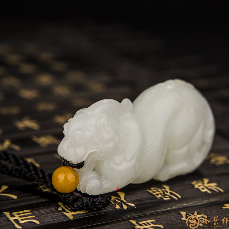 和田玉在灯光下的特点